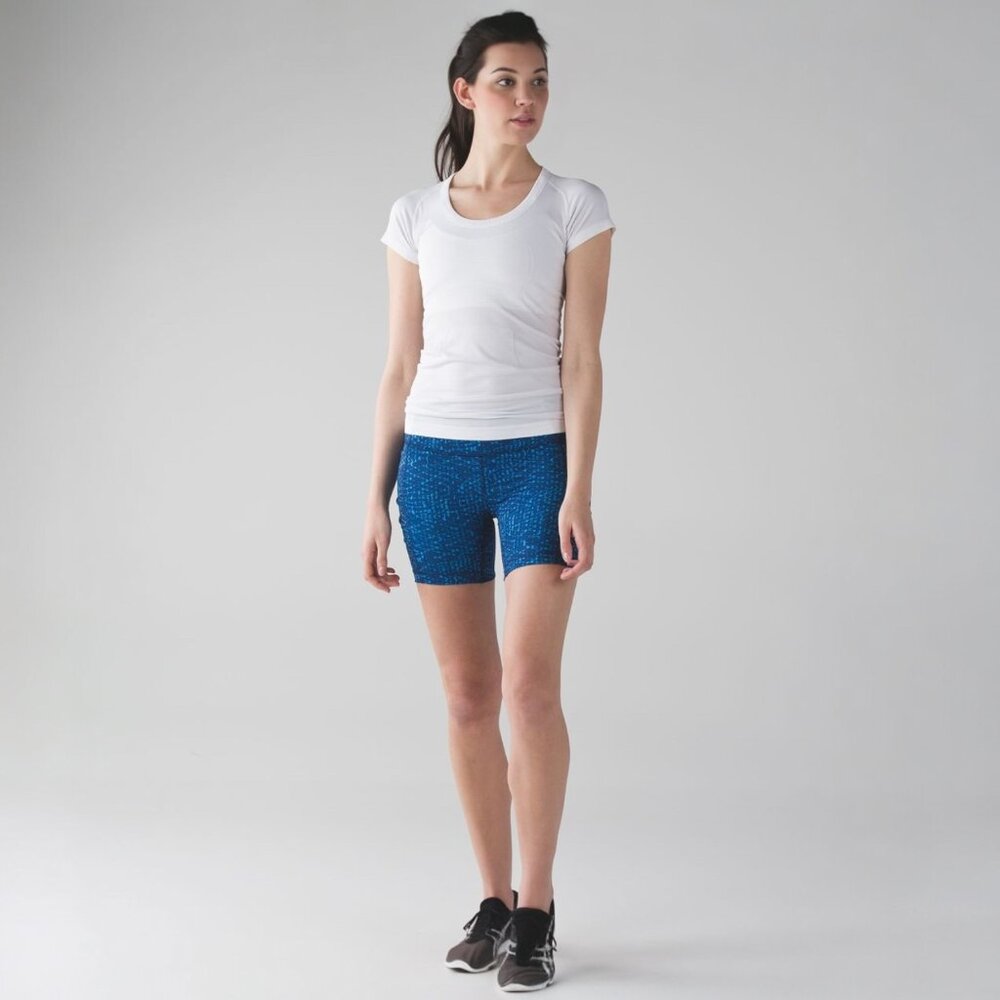 LULULEMON RUN: SPEED TRACK SHORTS IN SAMBA SNAKE KAYAK BLUE HERO BLUE SIZE 6